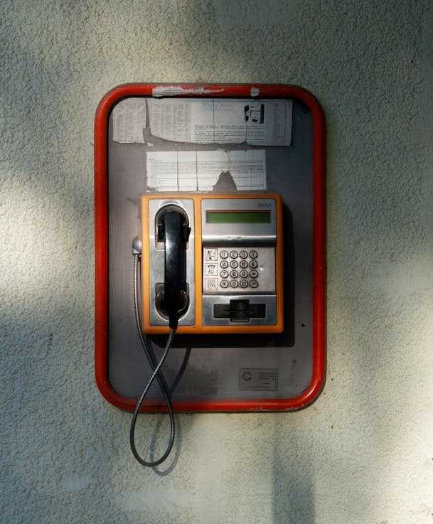 Photo de Hermine Sol Moona: https://www.pexels.com/fr-fr/photo/telephone-public-vintage-sur-un-mur-texture-a-sofia-28522100/